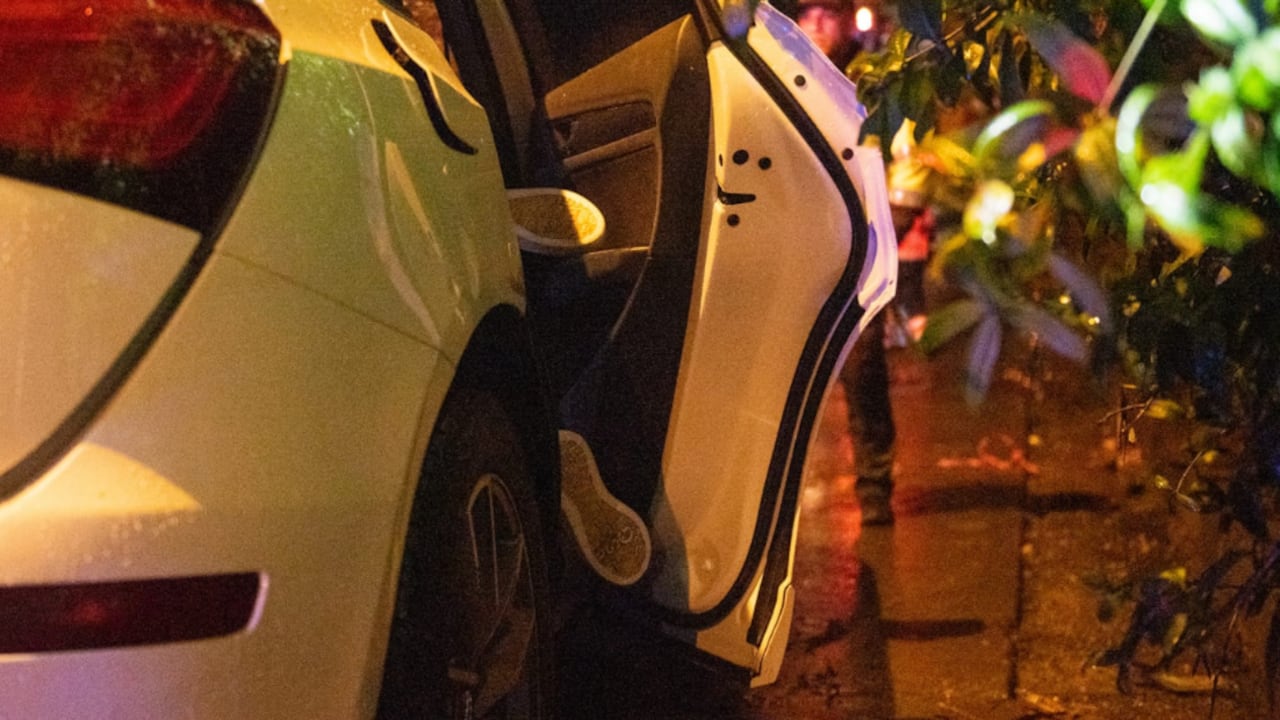 Vehículo atrapado en una inundación en Medellín que dejó dos personas sin vida. Foto: Alcaldía de Medellín