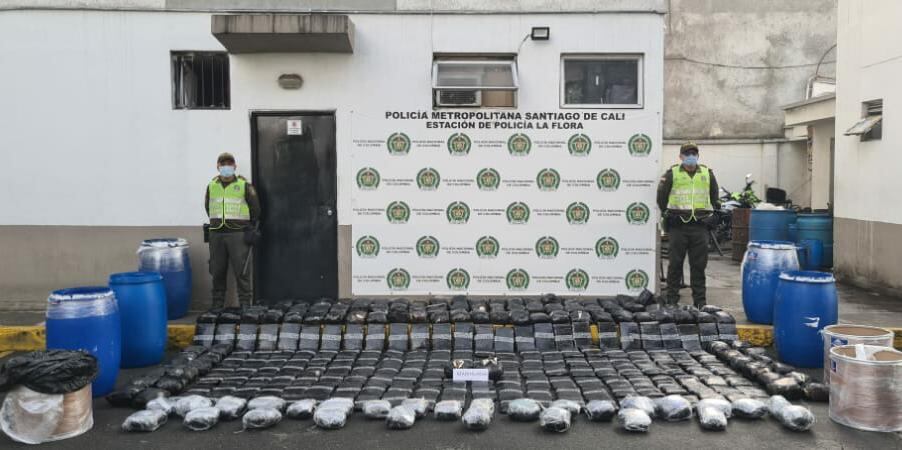 Ocho canecas de plástico y cartón con marihuana fueron halladas por las autoridades.