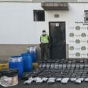 Ocho canecas de plástico y cartón con marihuana fueron halladas por las autoridades.