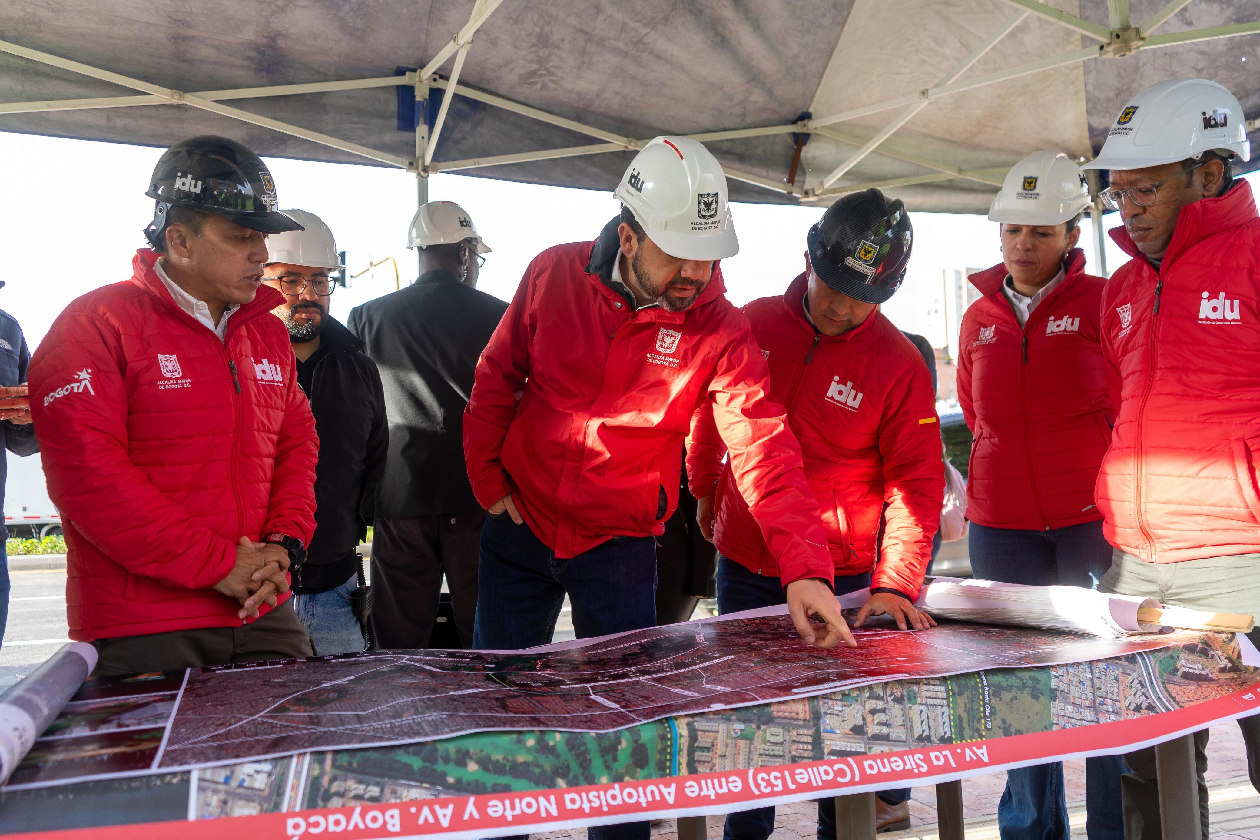 Alcalde Carlos Fernando Galán inspeccionando los mapas de las obras