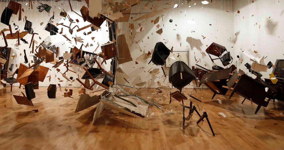 Sala de Juntas (Bogotá), 2017 Vistas de la instalación en La cosa está candela, Museo de Arte Miguel Urrutia (MAMU), 2017 Madera, metal, plástico y papel Dimensiones variables © Los Carpinteros Foto: Guillermo Torres / Revista Semana