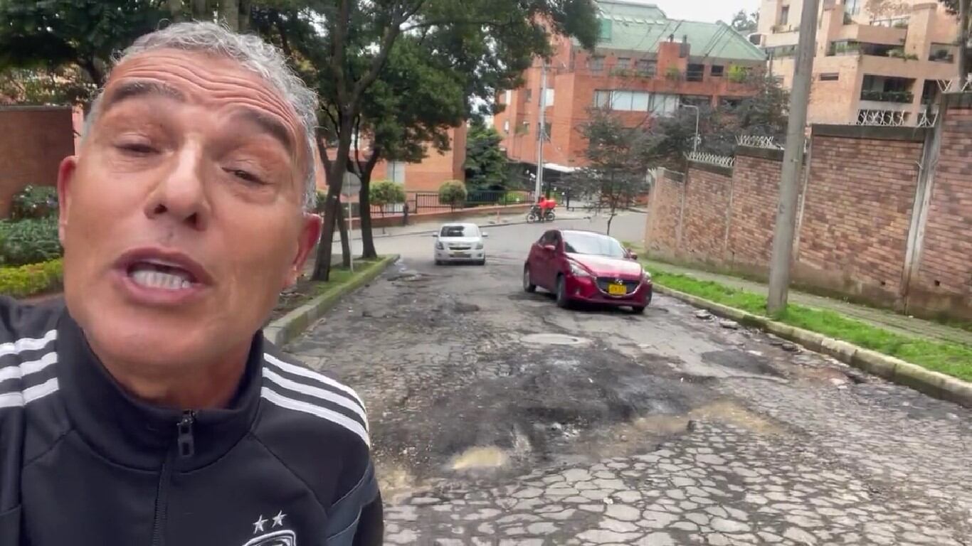 Adrián Magnoli denuncia que cráteres en Chapinero no han sido intervenidos luego de tres meses.