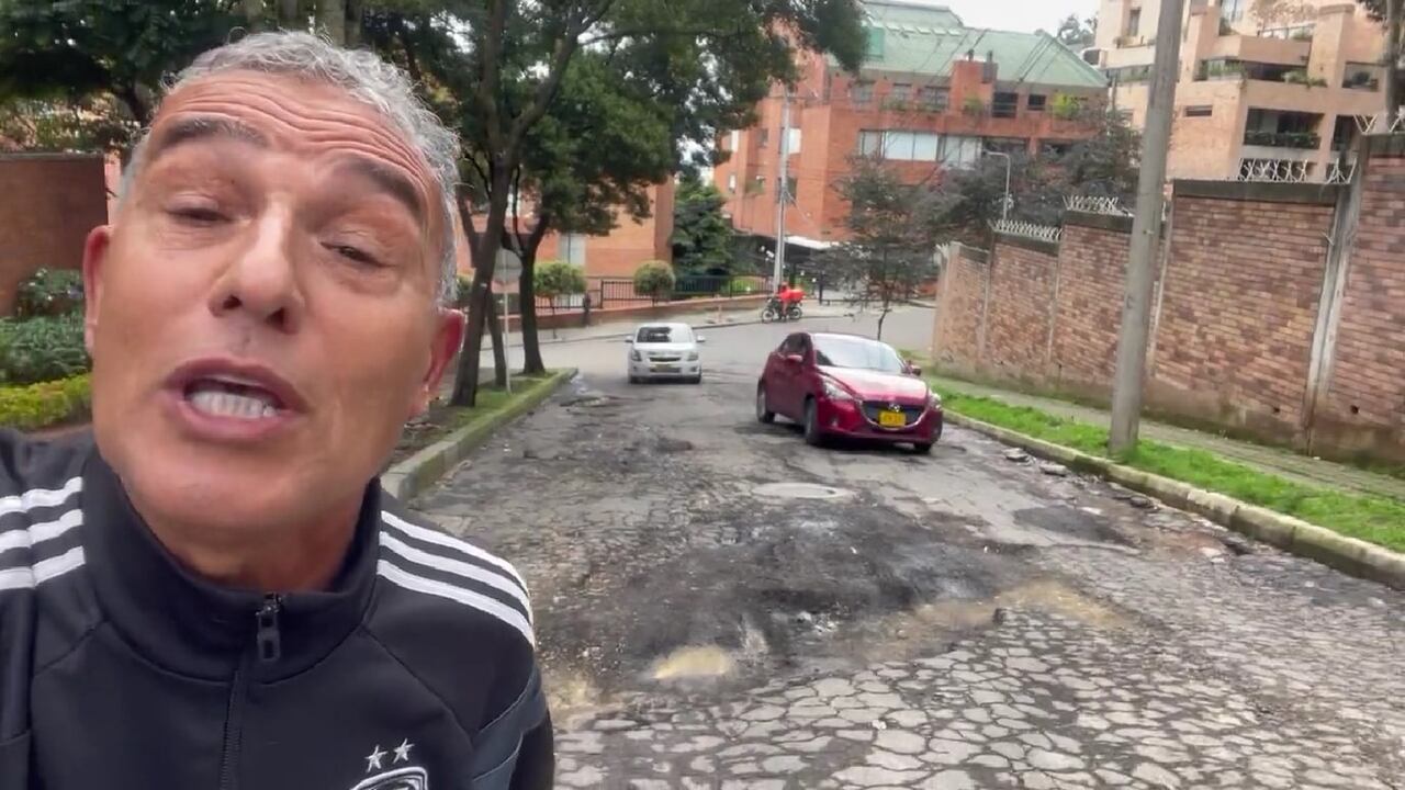 Adrián Magnoli denuncia que cráteres en Chapinero no han sido intervenidos luego de tres meses.