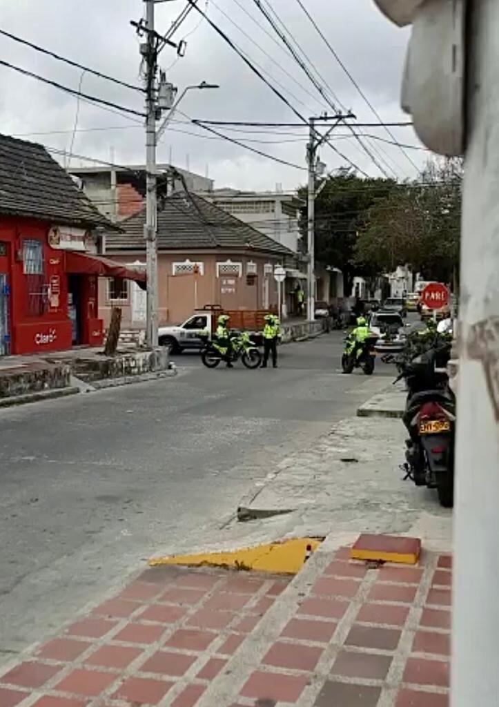 Uniformados de la Policía en el sitio del allanamiento