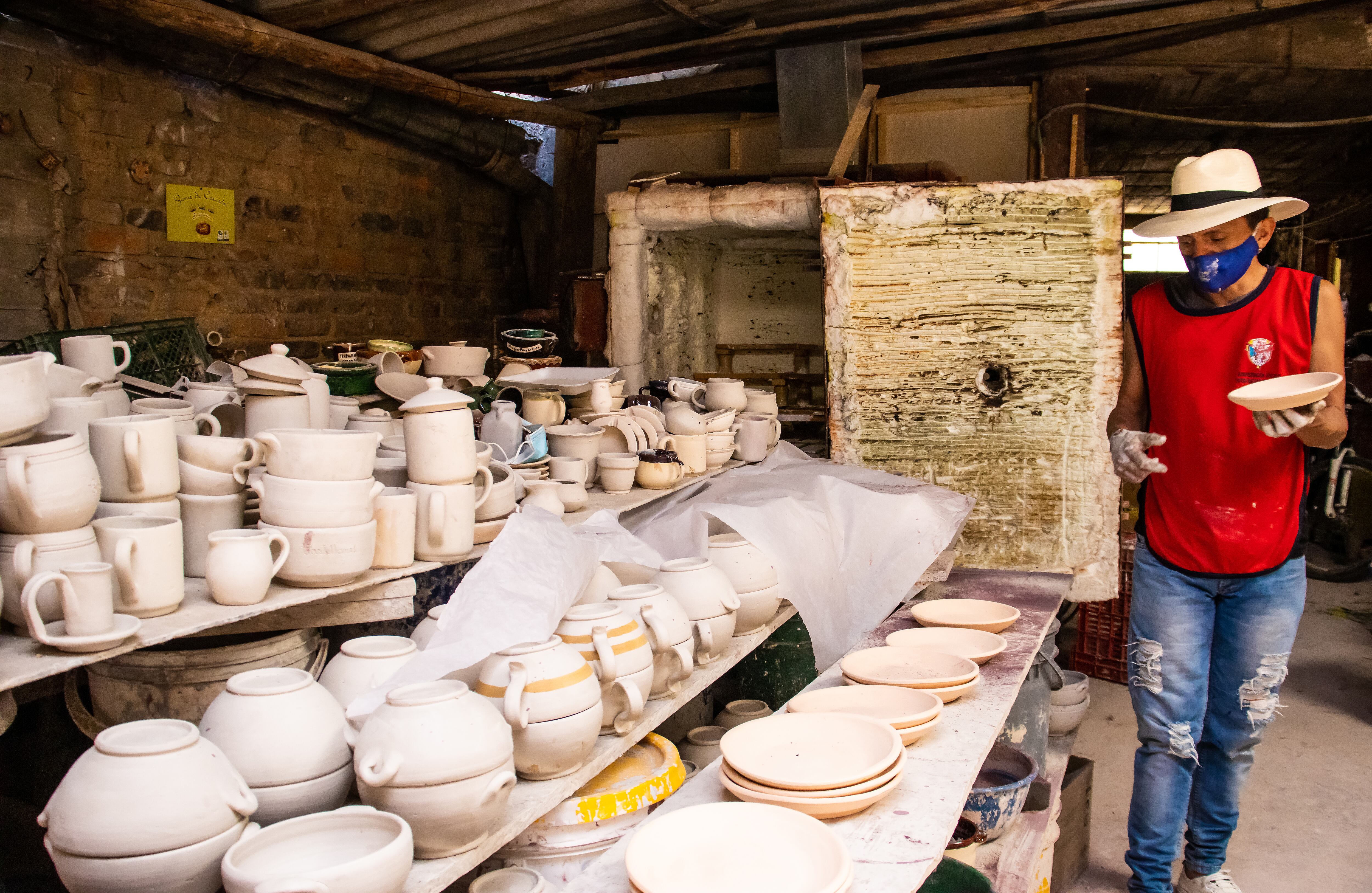 Cerca del 80 por ciento de la población se dedica a la fabricación de objetos artesanales, una tradición familiar que sobrevivió a la época de la Colonia. Las mujeres transmitieron sus saberes a otras generaciones y el oficio dejó de ser un arte exclusivo de las comunidades indígenas. Los campesinos pasaron a formar parte del proceso creativo.