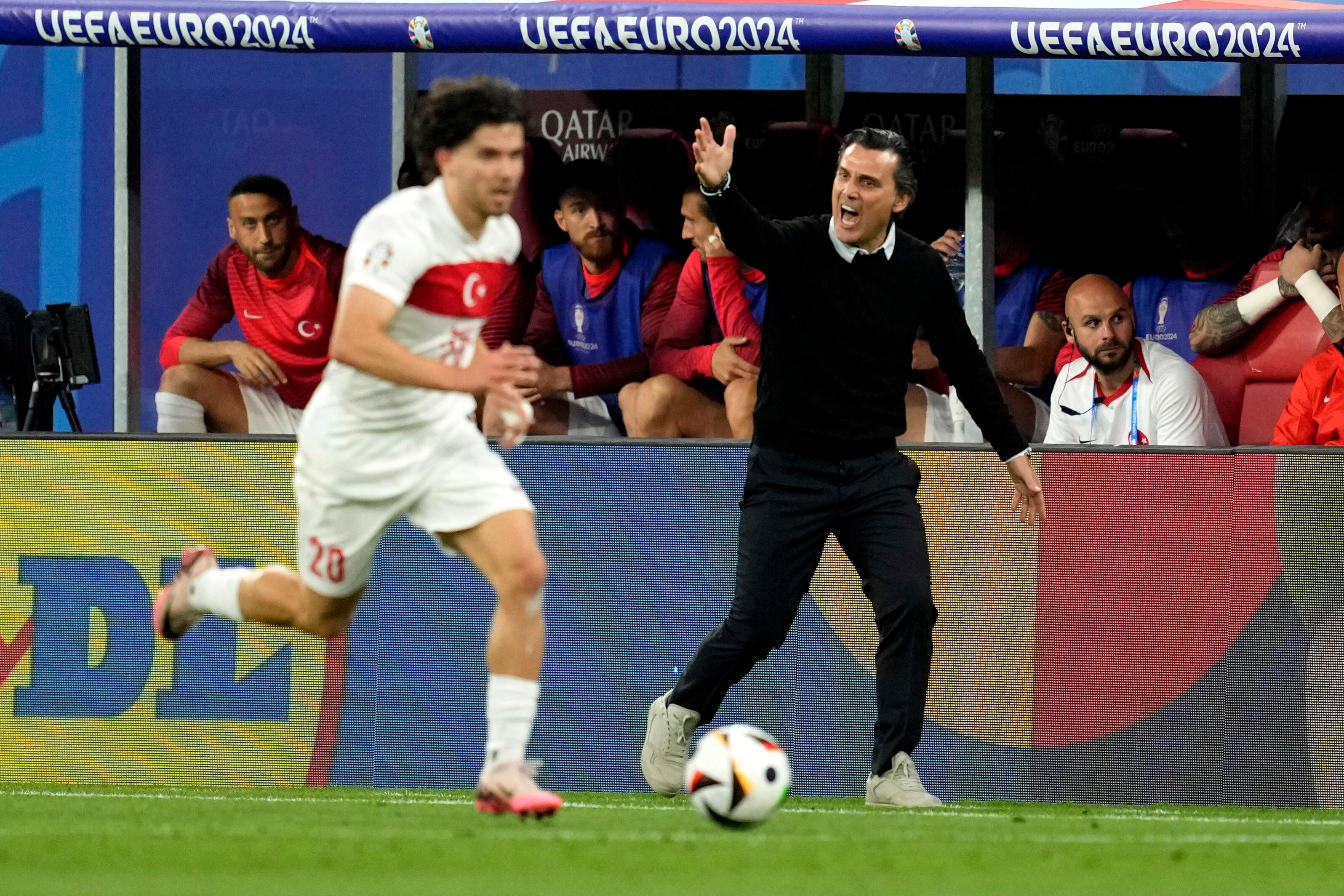 El entrenador de Turquía, Vincenzo Montella, a la derecha, reacciona durante un partido de octavos de final entre Austria y Turquía en el torneo de fútbol Euro 2024 en Leipzig, Alemania, el martes 2 de julio de 2024. (Foto AP/Darko Vojinovic)