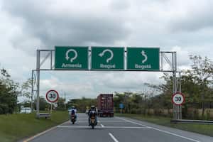 Señal vial que anuncia la salida a 3 ciudades desde una rotonda del Tolima. Colombia 4 de marzo de 2022.