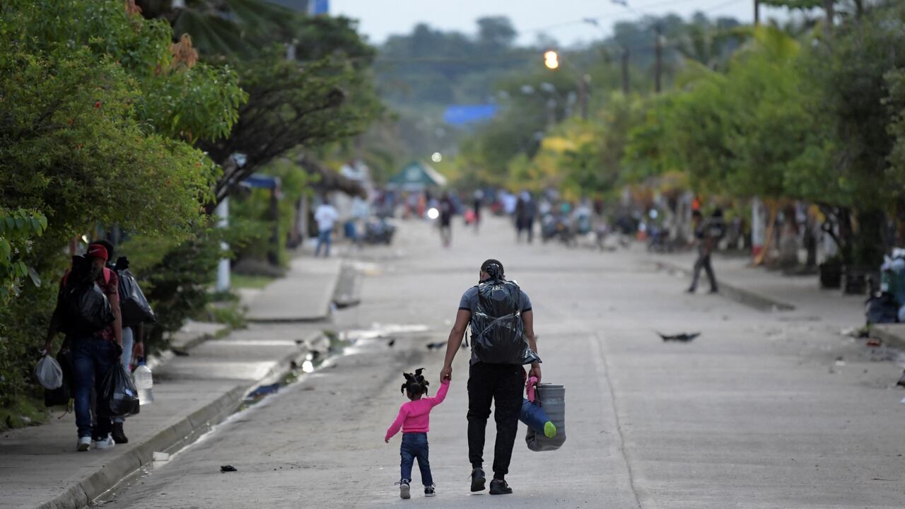 Migrantes varados de Haití son vistos en las calles de Necoclí, Colombia, el 24 de septiembre de 2021. - Miles de migrantes permanecen varados en una ciudad portuaria colombiana mientras esperan que los barcos crucen hacia la vecina Panamá en su camino a los Estados Unidos. dijo la agencia estatal de socorro. (Foto de Raúl ARBOLEDA / AFP)