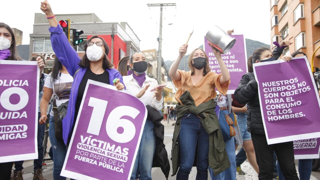 Paro Nacional planton en contra de la violencia sexual policial en el CAI del Park Way