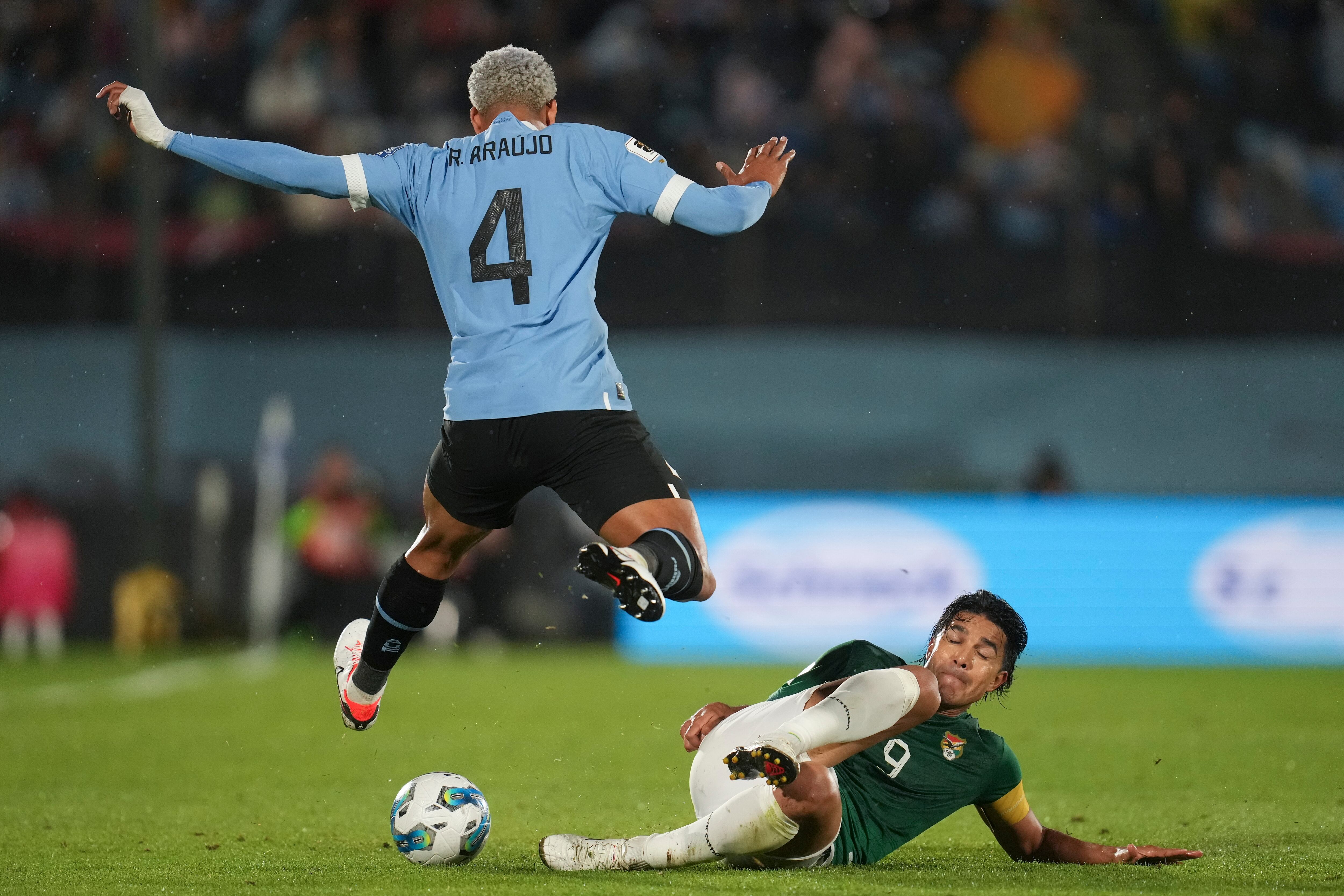 Antes de los 10 minutos Uruguay avisó por duplicado: primero, un córner conectado de cabeza por el defensa Ronald Araújo se perdió apenas afuera y enseguida Darwin Núñez cruzó un disparo que rozó el palo.