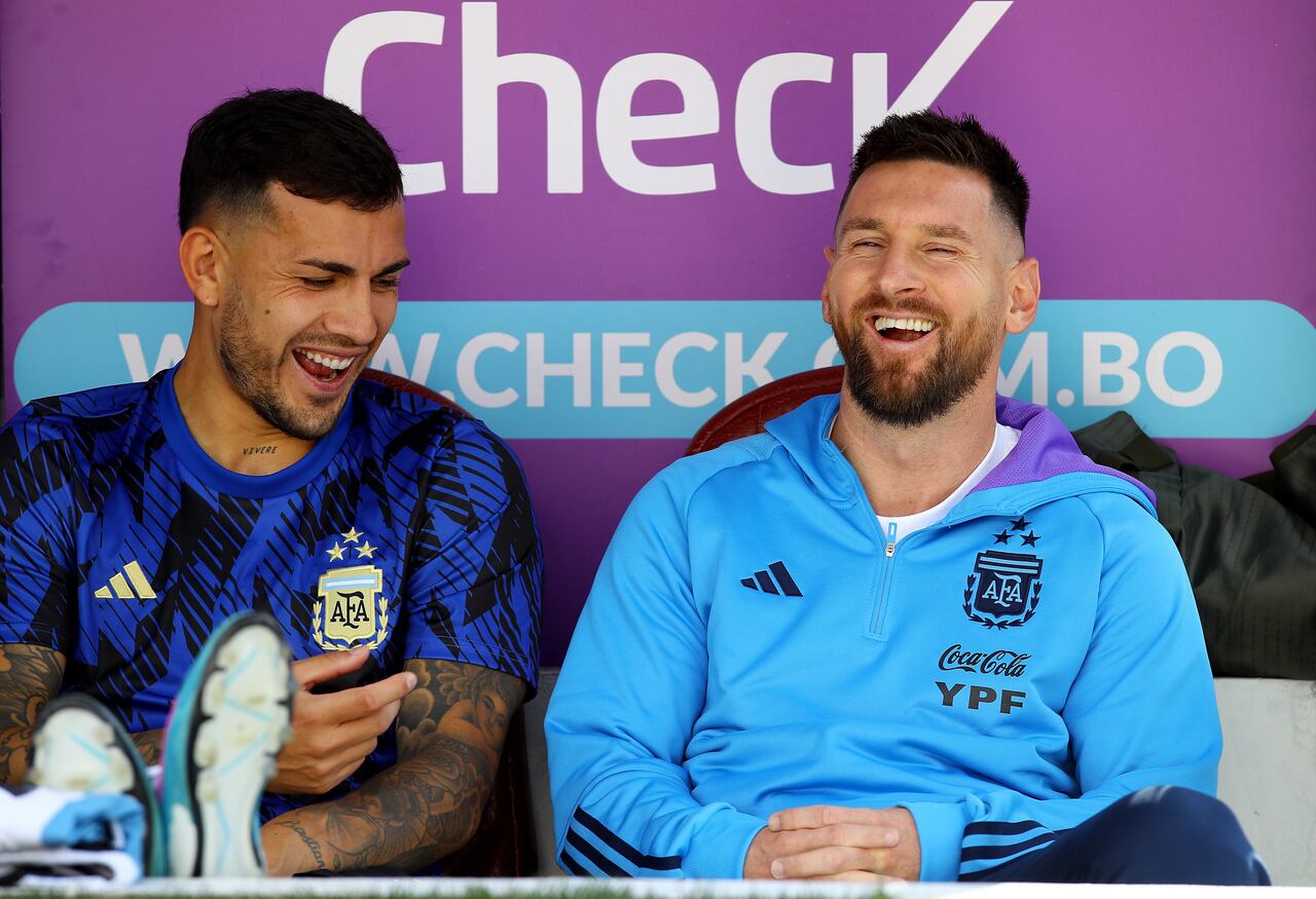 Messi en el banquillo de suplentes en el duelo con Bolivia.