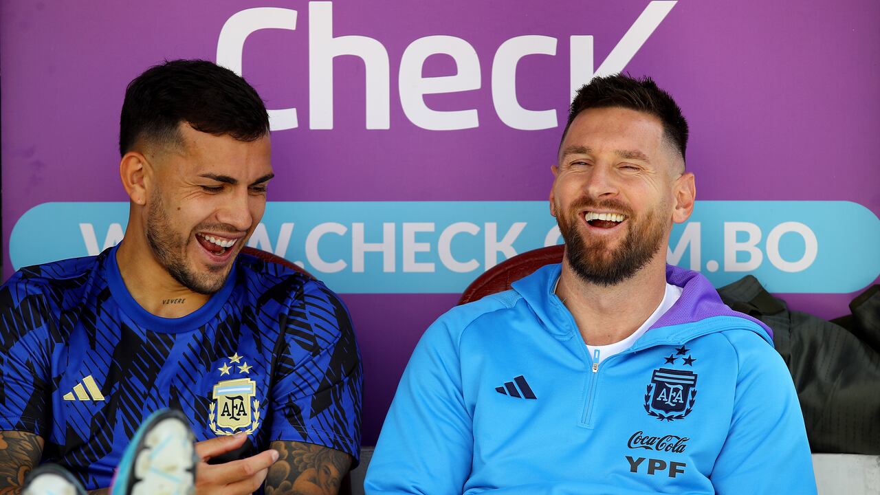 Messi en el banquillo de suplentes en el duelo con Bolivia.