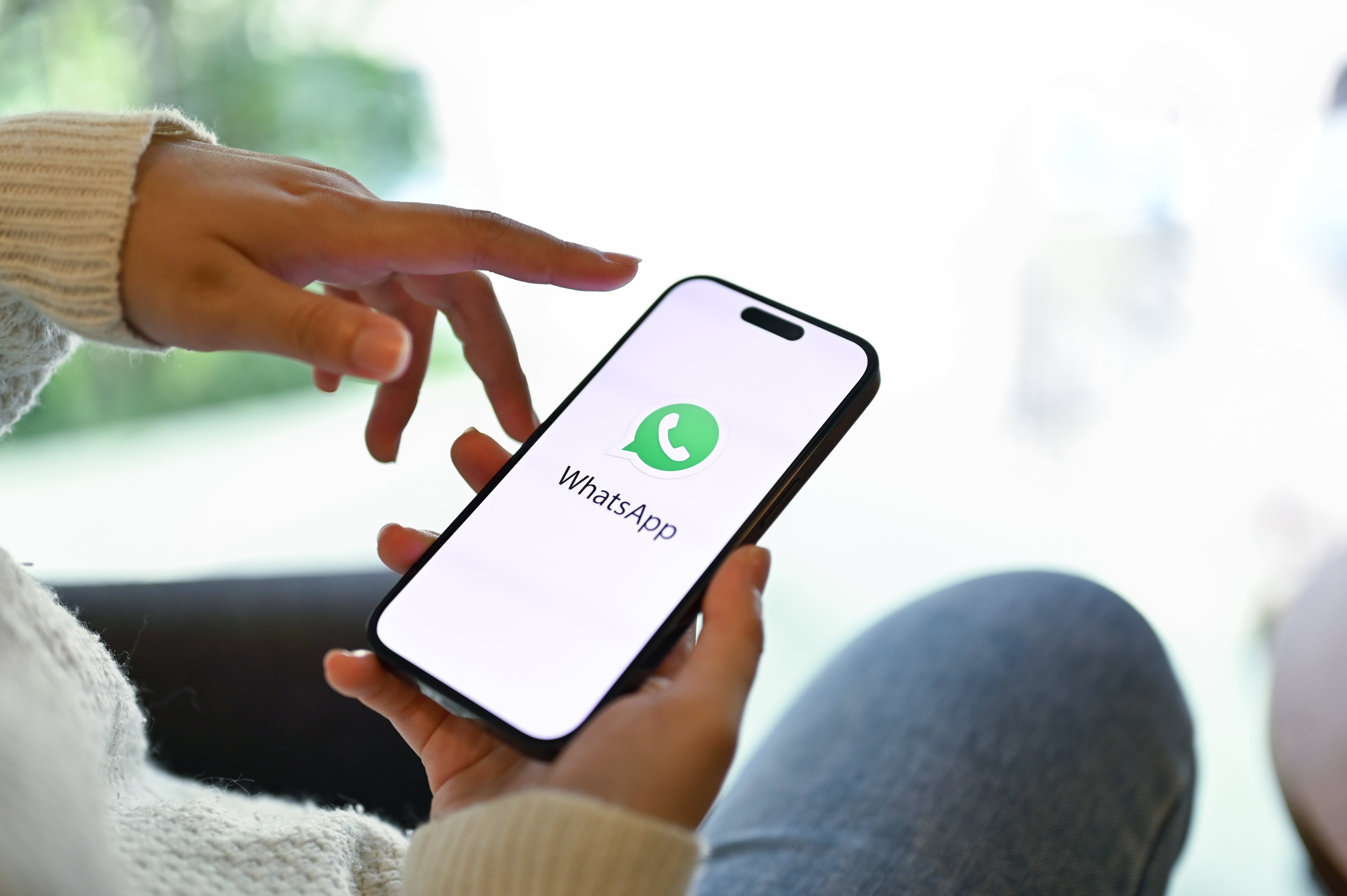 WhatsApp es una aplicación de mensajería instantánea gratuita para smartphones y ordenadores .