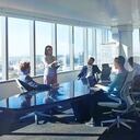 Empresarios modernos y chic que trabajan en un increíble espacio de oficina futurista y original