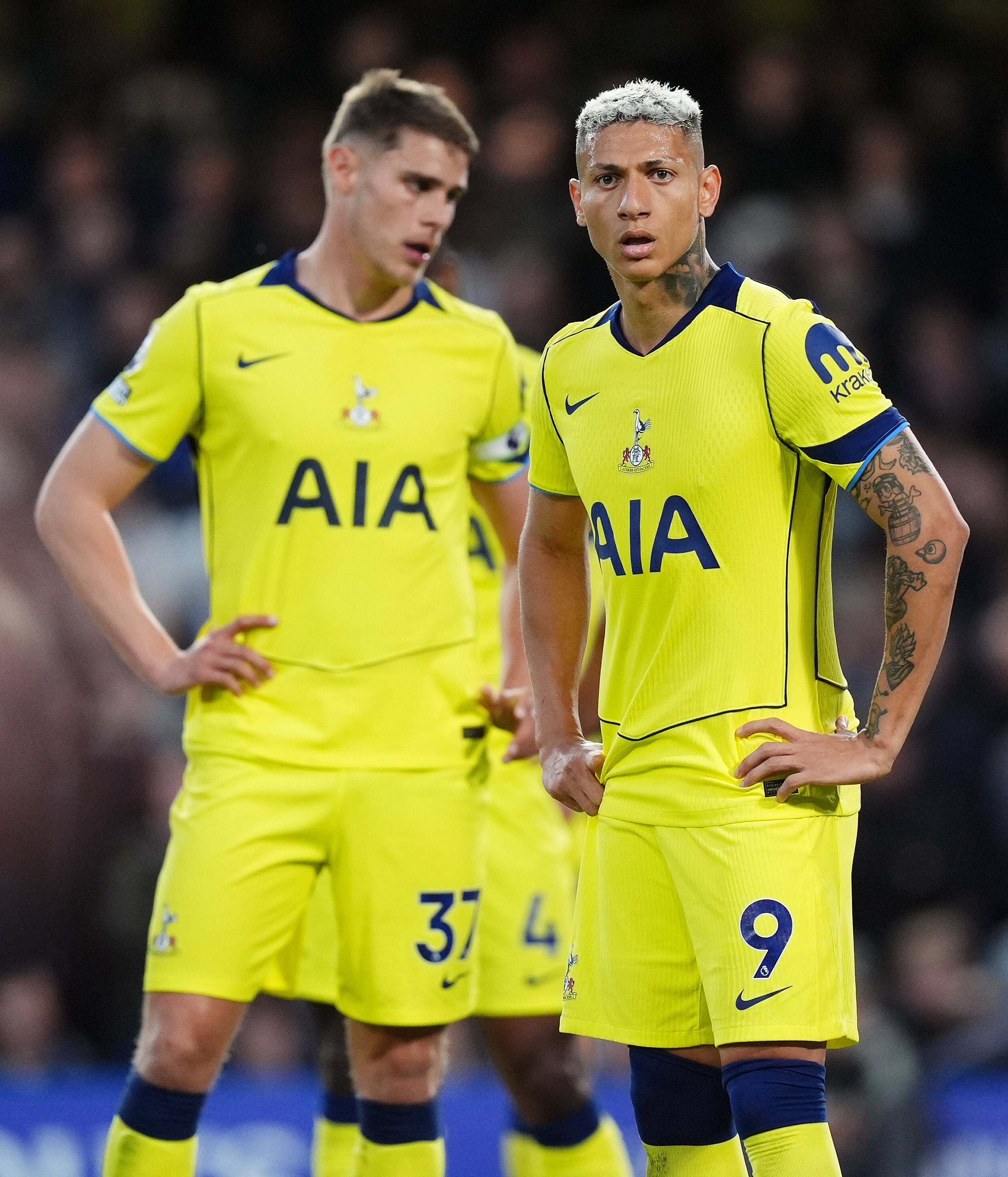 Micky van de Ven y Richarlison se lamentan tras la caída del Tottenham.