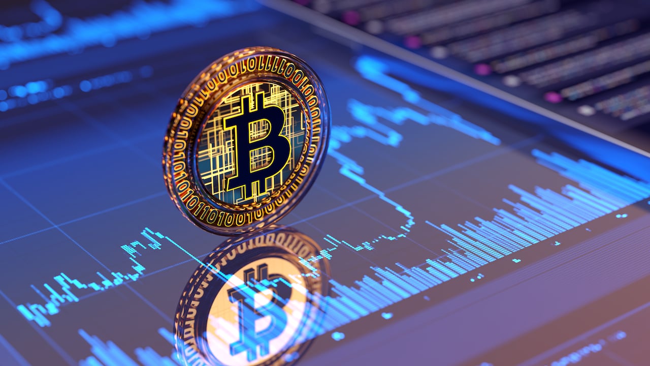 El bitcoin sigue recuperando terreno y vuelve a captar la atención de inversionistas en todo el mundo. ¿Es momento de entrar al mercado?
