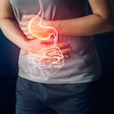 Mujer que toca el estómago doloroso que sufre de dolor de estómago causas del período de menstruación, úlcera gástrica, apendicitis o enfermedad del sistema gastrointestinal. Concepto de seguro de salud y salud