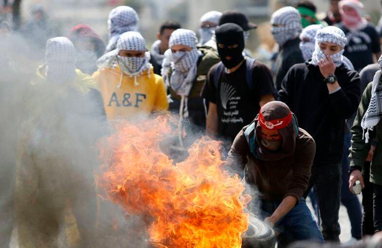 Manifestantes palestinos se enfrentan a tropas israelíes en apoyo a los prisioneros palestinos recluidos en Israel.  FOTO:  Majdi Mohammed/AP 