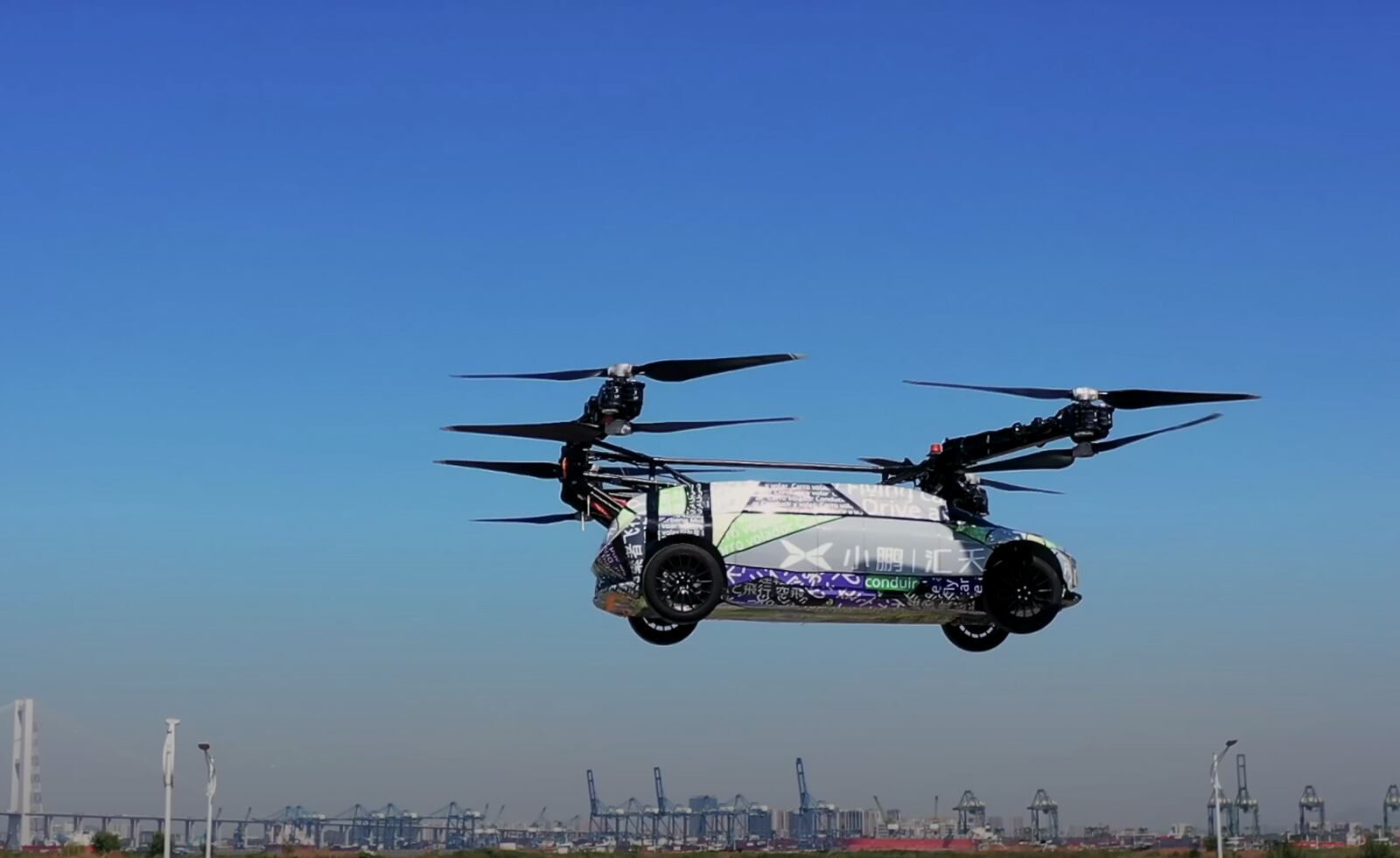 El auto volador eVTOL X3 puede elevarse a más de diez metros de altura.