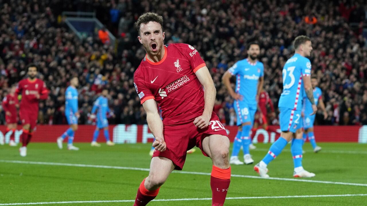 Diogo Jota celebra uno de los goles de Liverpool.
