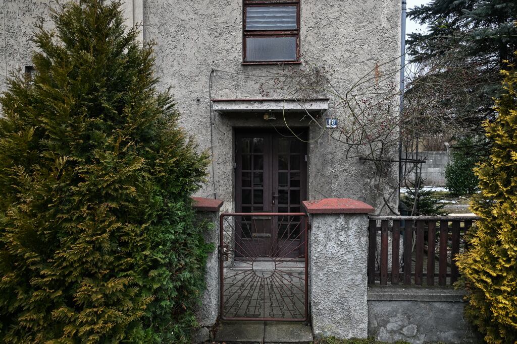 OSWIECIM, POLONIA - 26 DE ENERO: Una vista de la entrada de la Casa 88, la antigua residencia del comandante de Auschwitz, Rudolf Hoss, el 26 de enero de 2025 en Oswiecim, Polonia. La casa del comandante de Auschwitz durante la Segunda Guerra Mundial, Rudolf Hoss, se abre por primera vez a los visitantes. La casa fue el tema de la película "La zona de interés". (Foto de Omar Marqués/Getty Images)