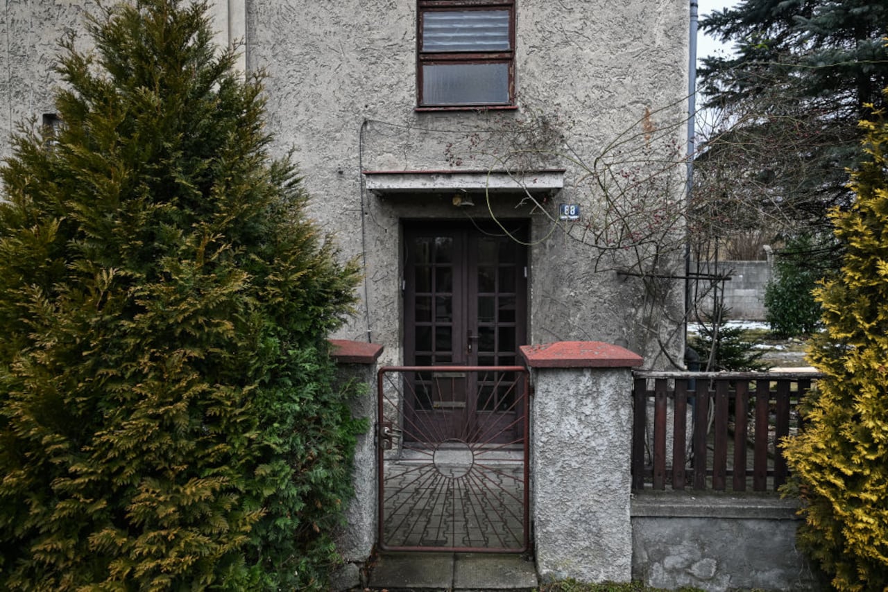 OSWIECIM, POLONIA - 26 DE ENERO: Una vista de la entrada de la Casa 88, la antigua residencia del comandante de Auschwitz, Rudolf Hoss, el 26 de enero de 2025 en Oswiecim, Polonia. La casa del comandante de Auschwitz durante la Segunda Guerra Mundial, Rudolf Hoss, se abre por primera vez a los visitantes. La casa fue el tema de la película "La zona de interés". (Foto de Omar Marqués/Getty Images)