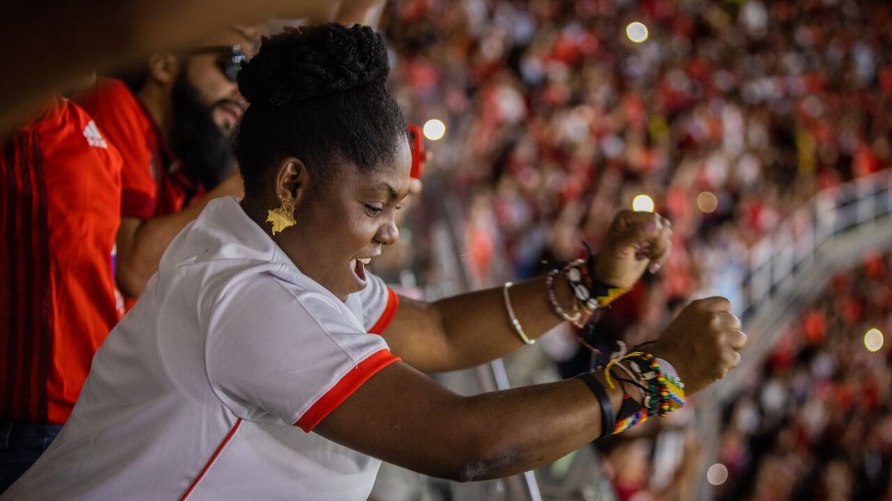 La política se puso la camiseta del América y fue a ver a las deportistas femeninas.