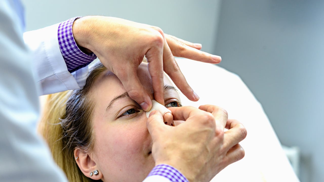 La víctima demandó al médico por engañarla y desfigurarle el rostro. | Imagen de referencia.