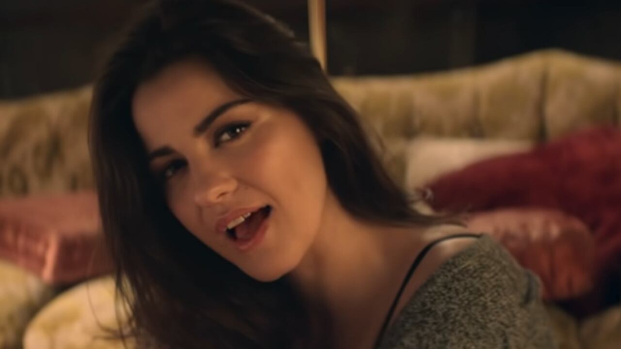 La cantante compartió un nostálgico video para anunciar su embarazo.