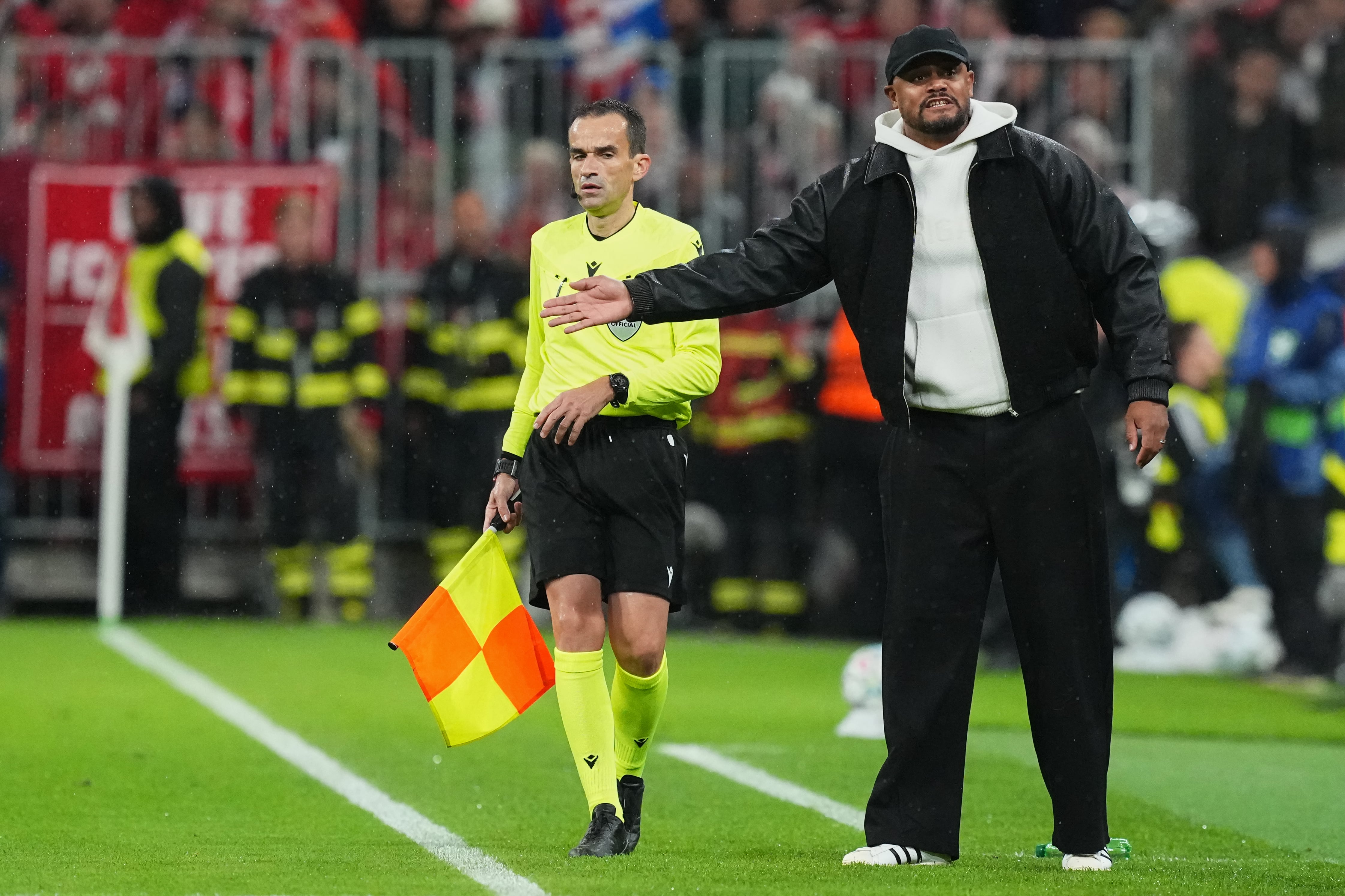 Bayern's head coach Vincent Kompany gives instructions during the UEFA Champions League soccer match between Bayern and Arsenal in Munich Germany, Wednesday, Oct. 21, 2026. (AP Photo/Martin Meissner)