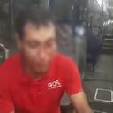 El pasajero fue golpeado en el rostro por los ladrones.