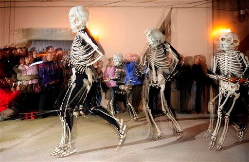 (Verges, España) Penitentes hacen la danza de la muerte. (AP Photo/Gregory Bull)
