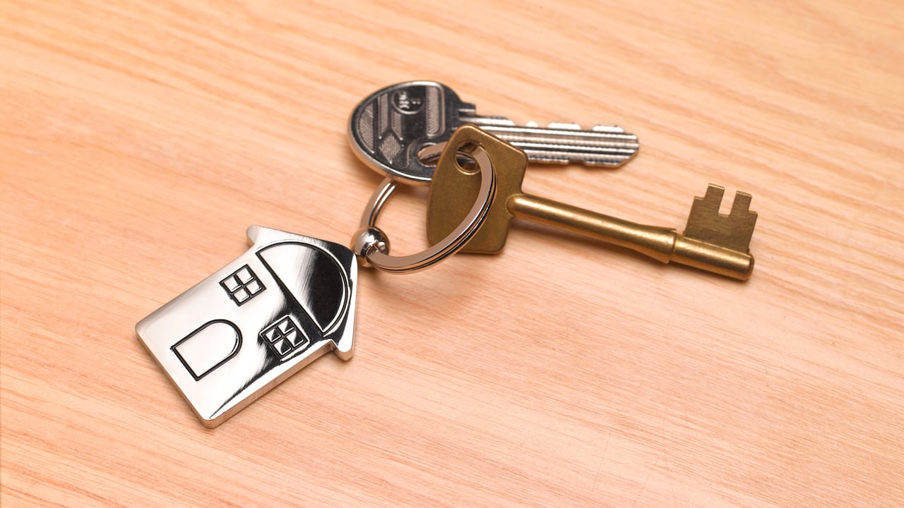 New home, house keys on deskMejores ciudades para mudarse en 2030, según la IA