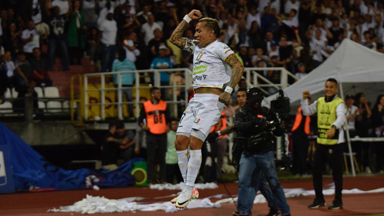 Dayro celebrando su doblete contra América.