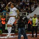 Dayro celebrando su doblete contra América.