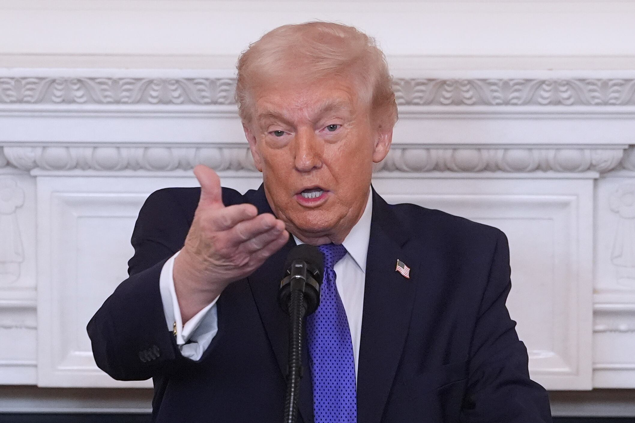 El presidente Donald Trump habla durante un desayuno con la Asociación Nacional de Gobernadores en el Comedor de Estado de la Casa Blanca.