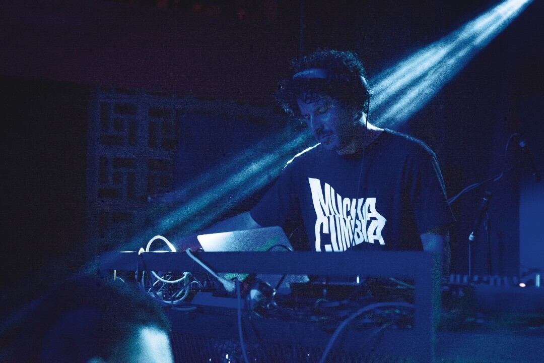 Immanuel Miralda, mejor conocido como Ima Felini, ha trazado un camino en el que converge la tradición con la experimentación. Con su proyecto Amantes del Futuro el productor mexicano ha construido un universo sonoro en el que convergen algunas de las distintas vertientes de la cumbia con la influencia del ambient, el techno o el dub.