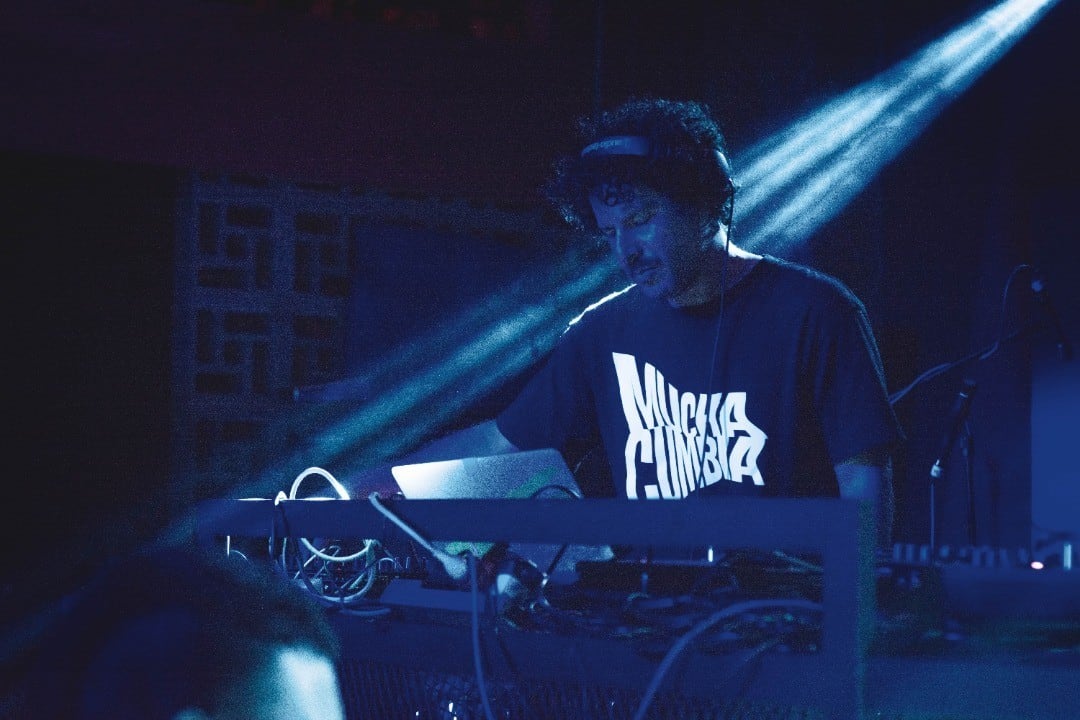 Immanuel Miralda, mejor conocido como Ima Felini, ha trazado un camino en el que converge la tradición con la experimentación. Con su proyecto Amantes del Futuro el productor mexicano ha construido un universo sonoro en el que convergen algunas de las distintas vertientes de la cumbia con la influencia del ambient, el techno o el dub.