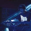 Immanuel Miralda, mejor conocido como Ima Felini, ha trazado un camino en el que converge la tradición con la experimentación. Con su proyecto Amantes del Futuro el productor mexicano ha construido un universo sonoro en el que convergen algunas de las distintas vertientes de la cumbia con la influencia del ambient, el techno o el dub.