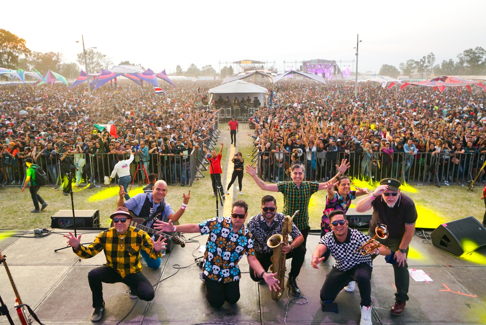 Desorden Público es la unión de los fundadores Horacio Blanco (voz y guitarra), Caplis Chacín (bajo), Danell Sarmiento (batería , voz), Oscar Alcaíno (percusión), y músicos que en vivo suman a la descarga.