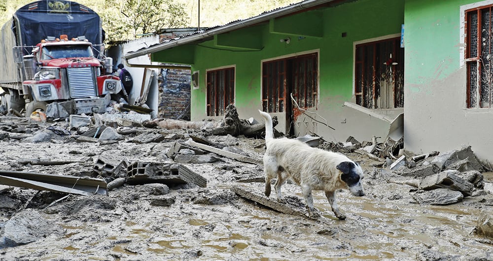 Los socorristas señalaron que hay amenaza de otro evento natural en la zona.