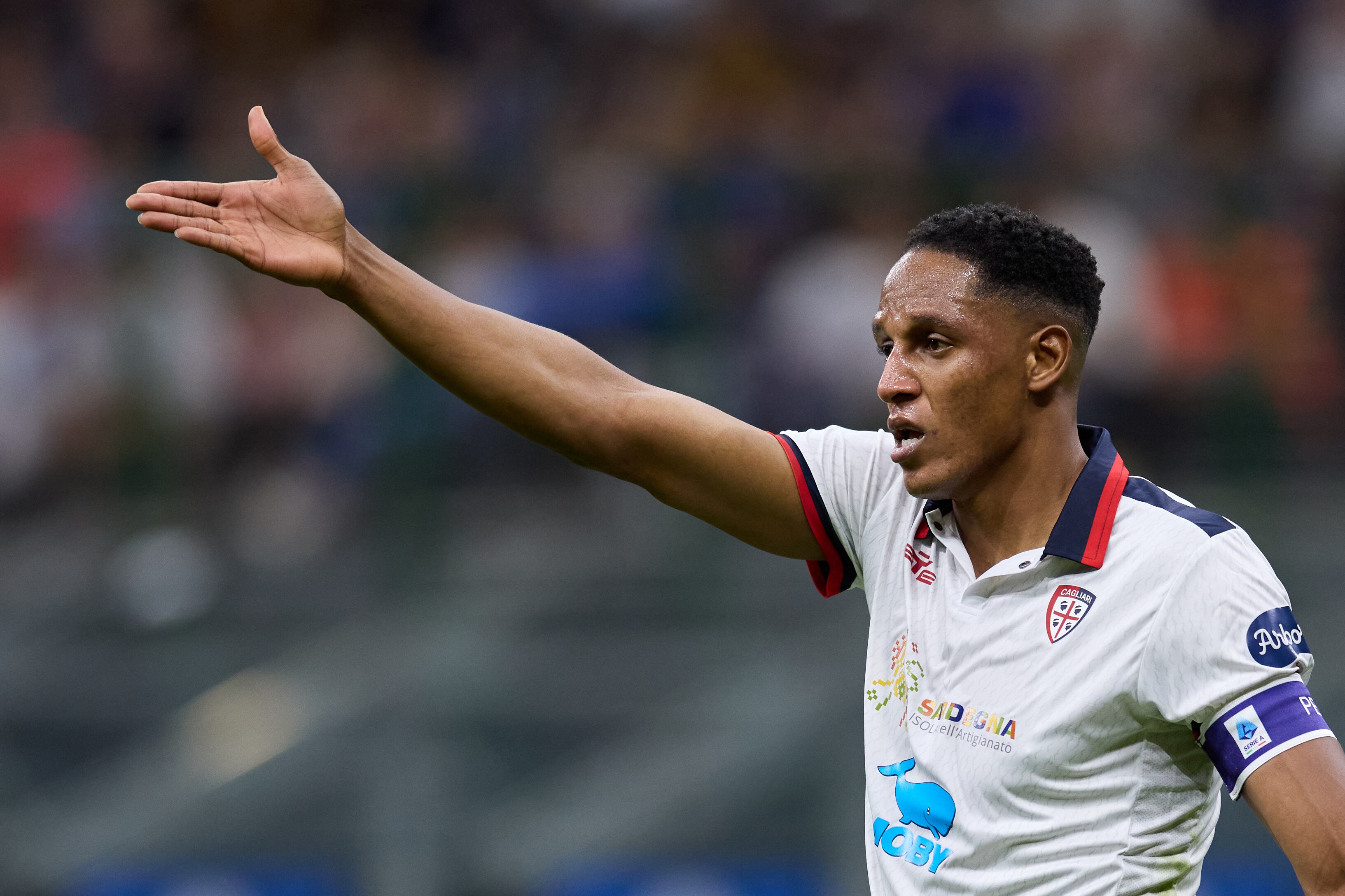 MILAN, ITALY - APRIL 14: Yerr Mina of Cagliari Calcio gestures during the Serie A TIM match between FC Internazionale and Cagliari at Stadio Giuseppe Meazza on April 14, 2024 in Milan, Italy. (Photo by Francesco Scaccianoce/Getty Images)