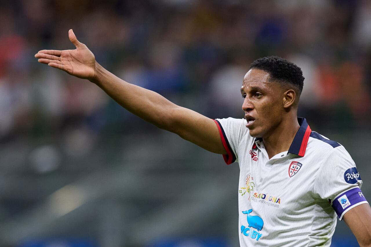 MILAN, ITALY - APRIL 14: Yerr Mina of Cagliari Calcio gestures during the Serie A TIM match between FC Internazionale and Cagliari at Stadio Giuseppe Meazza on April 14, 2024 in Milan, Italy. (Photo by Francesco Scaccianoce/Getty Images)