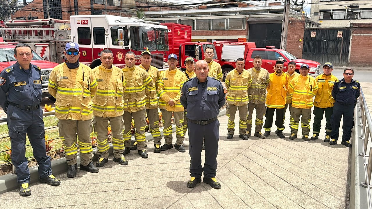 Bogotá envía apoyo a Villa de Leyva para sofocar grave incendio en cerro San Marcos.
