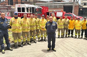 Bogotá envía apoyo a Villa de Leyva para sofocar grave incendio en cerro San Marcos.