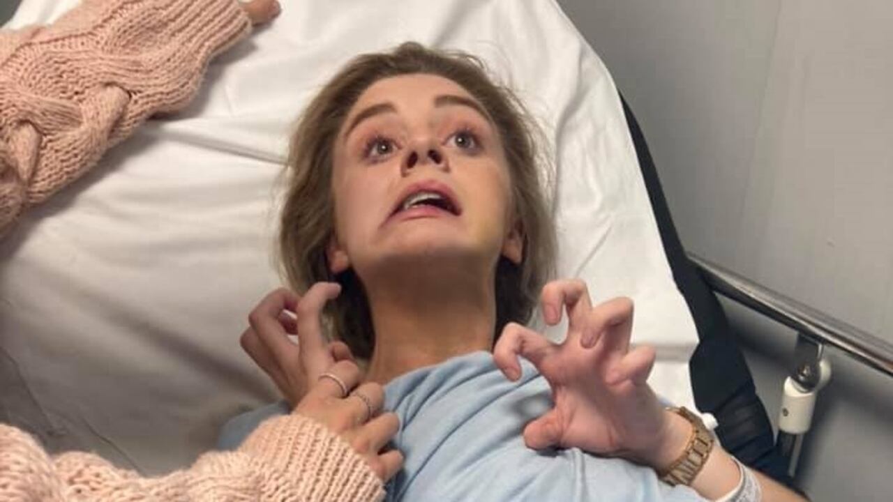 La joven Millie Taplin quedó inmovilizada luego de beber un trago que le ofreció un hombre en un bar de Essex. Foto: Facebook: Claire Taplin