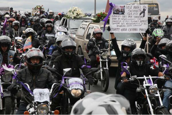 Los motociclistas pueden mitigar muchos riesgos de salud si usan un casco seguro, de calidad y bien abrochado.