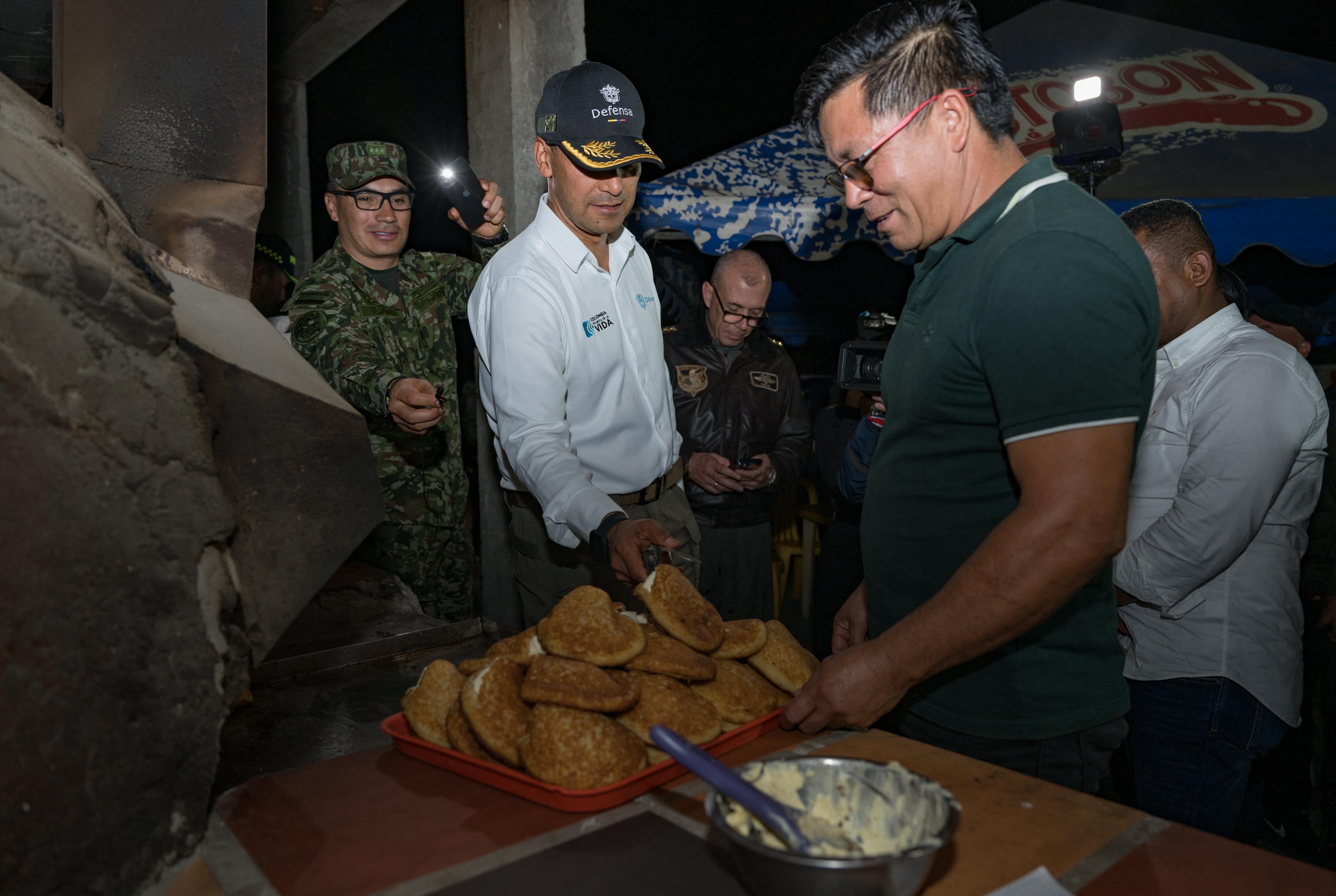 Pedro Sánchez, ministro de Defensa, en puesto de arepas de choclo en Nariño.