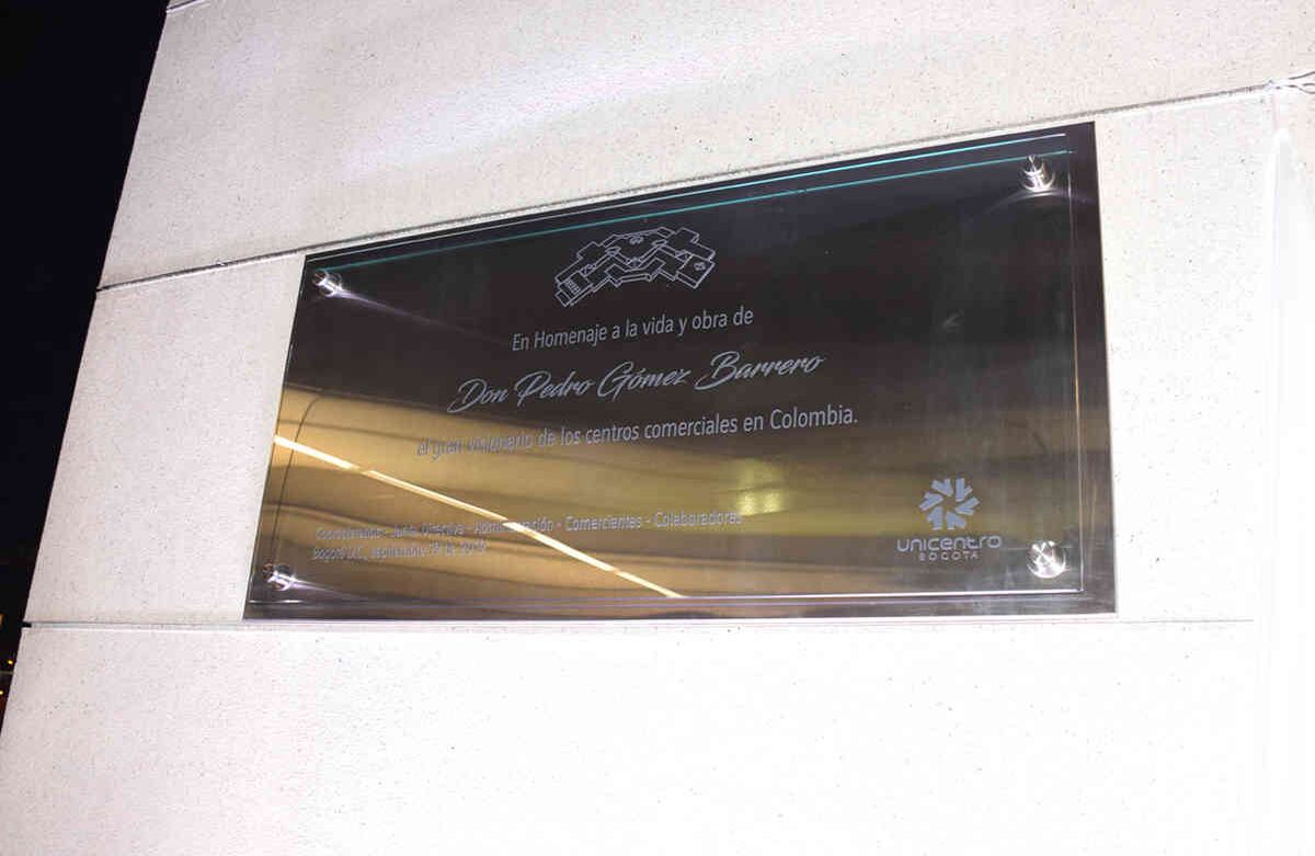 Placa conmemorativa en homenaje a Pedro Gómez en Unicentro. Foto: Alexandra Ruiz