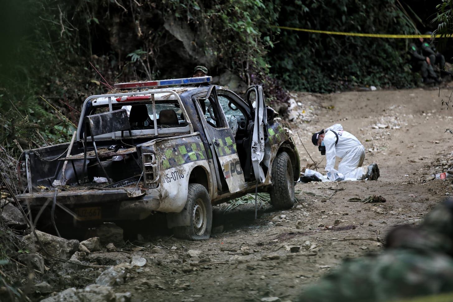 Levantamiento cuerpos y pruebas fiscalía atentado policías Huila
